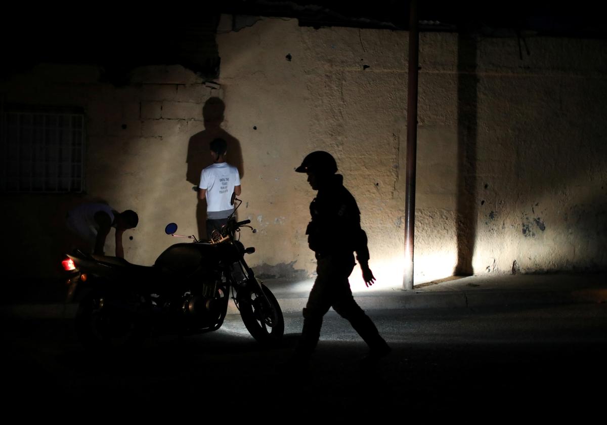 Miembros de la Policía venezolana, durante una detención.