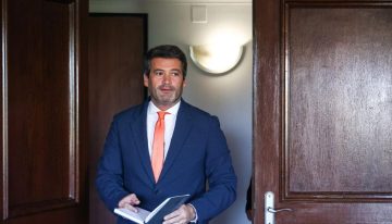 Chega supera a los socialistas con el voto exterior y liderará la oposición en Portugal