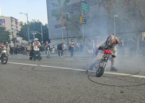 Imagen secundaria 1 - Los manifestantes portan banderas de México, en la primera imagen. En la segunda foto: jóvenes queman rueda con sus minimotos. En la tercera imagen se aprecia un joven manifestante con heridas producidas por las pelotas de goma que han utilizado las Fuerzas de seguridad.