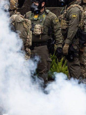 ¿Por qué Trump abusa de su poder presidencial al desplegar militares en Los Ángeles?