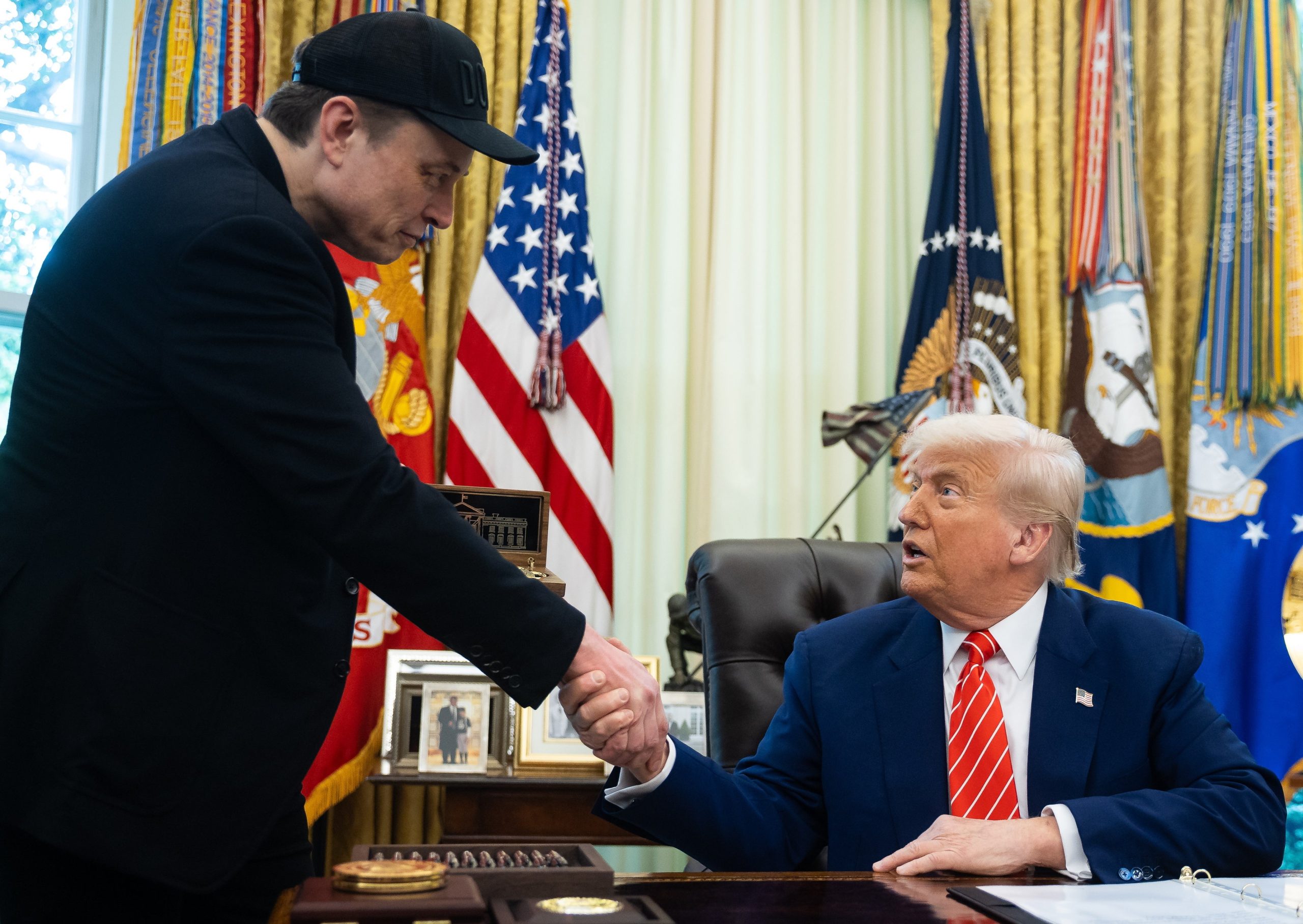 Donald Trump saluda al empresario sudafricano Elon Musk en el Despacho Oval, en una imagen de archivo