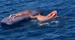 Rescatan a una abuela y a su nieto en una colchoneta a cuatro kilómetros de la costa