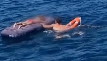 Rescatan a una abuela y a su nieto en una colchoneta a cuatro kilómetros de la costa