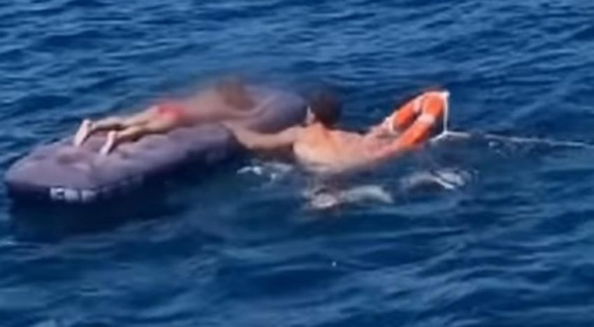 Rescatan a una abuela y a su nieto en una colchoneta a cuatro kilómetros de la costa