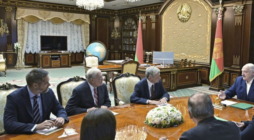 Bielorrusia libera al líder opositor y otros 13 presos políticos por la mediación de EE.UU.