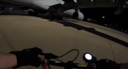 Activistas propalestinos se graban colándose en la base aérea más grande de Reino Unido y dañando varios aviones