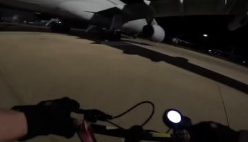 Activistas propalestinos se graban colándose en la base aérea más grande de Reino Unido y dañando varios aviones