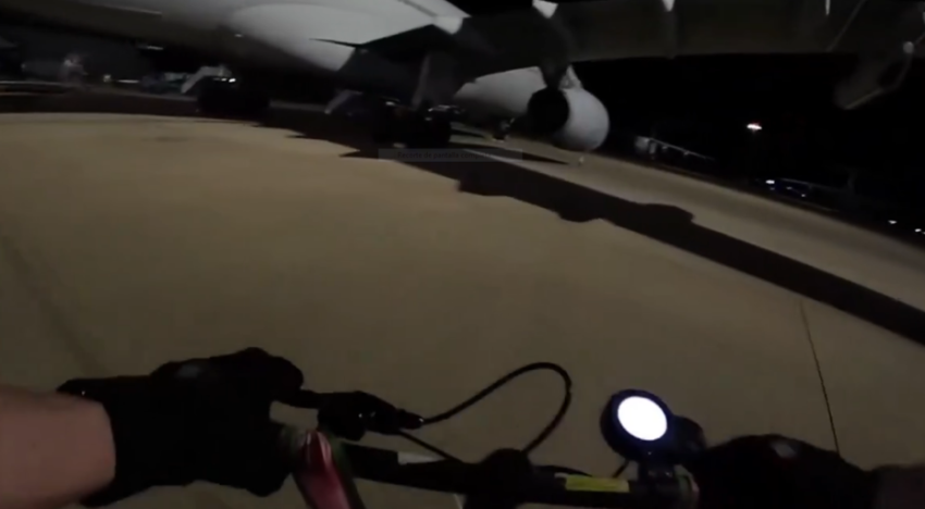 Activistas propalestinos se graban colándose en la base aérea más grande de Reino Unido y dañando varios aviones