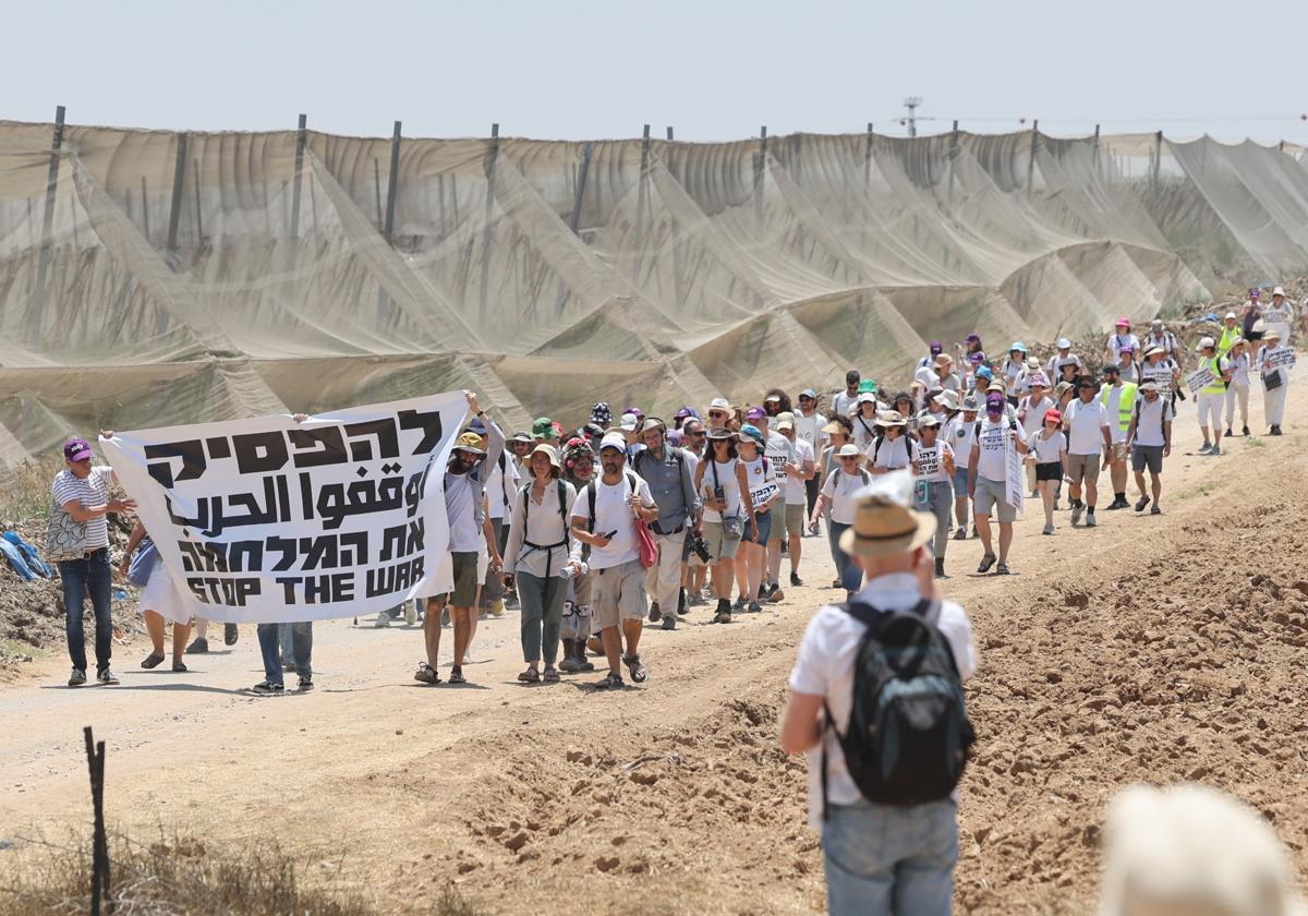 Activistas judíos y árabes israelíes marchan desde Tel Aviv hasta Gaza pidiendo el cese de la guerra y la liberación de los rehenes