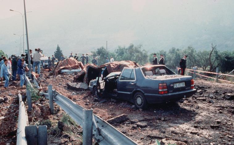 Imagen principal - Estado en el que quedó el vehiculo en el que murieron tras un atentado el juez Falcone, su esposa y tres guardaespaldas, en la primera imagen. En la segunda imagen: el mafioso Giovanni Brusca y el juez Giovanni Falcone en la tercera foto.