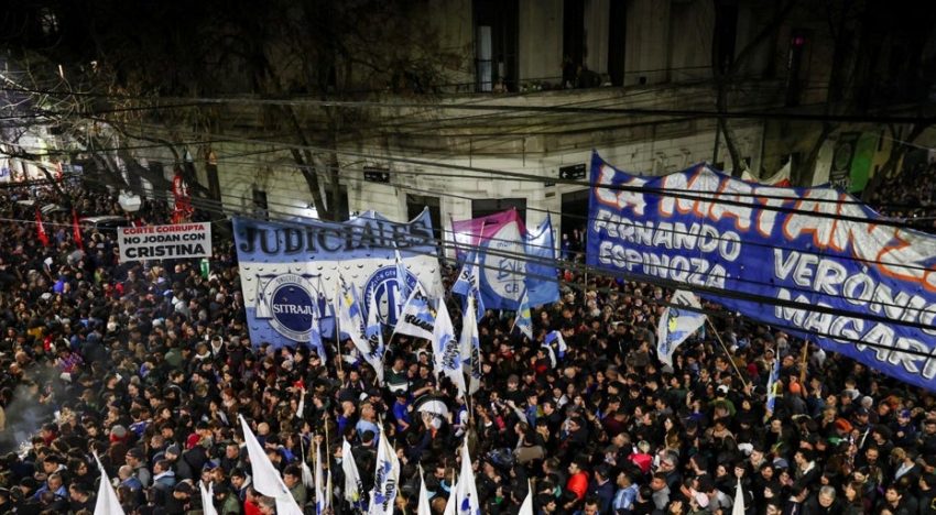 Protestas en las calles tras la ratificación de la condena contra Cristina, mientras el kirchnerismo busca sustituto