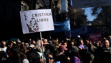 «Argentina con Cristina», miles de kirchneristas apoyan a la expresidenta tras sus primeras horas en arresto domiciliario por corrupción