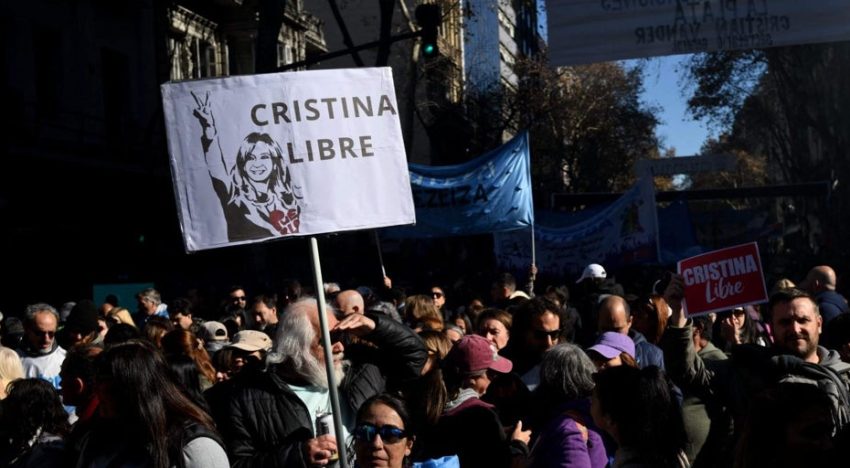 «Argentina con Cristina», miles de kirchneristas apoyan a la expresidenta tras sus primeras horas en arresto domiciliario por corrupción