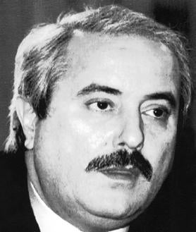 Imagen secundaria 2 - Estado en el que quedó el vehiculo en el que murieron tras un atentado el juez Falcone, su esposa y tres guardaespaldas, en la primera imagen. En la segunda imagen: el mafioso Giovanni Brusca y el juez Giovanni Falcone en la tercera foto.