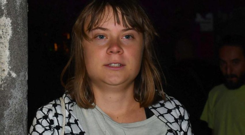 La activista Greta Thunberg y el actor de 'Juego de Tronos' Liam Cunningham, entre la tripulación de un barco que lleva ayuda a Gaza