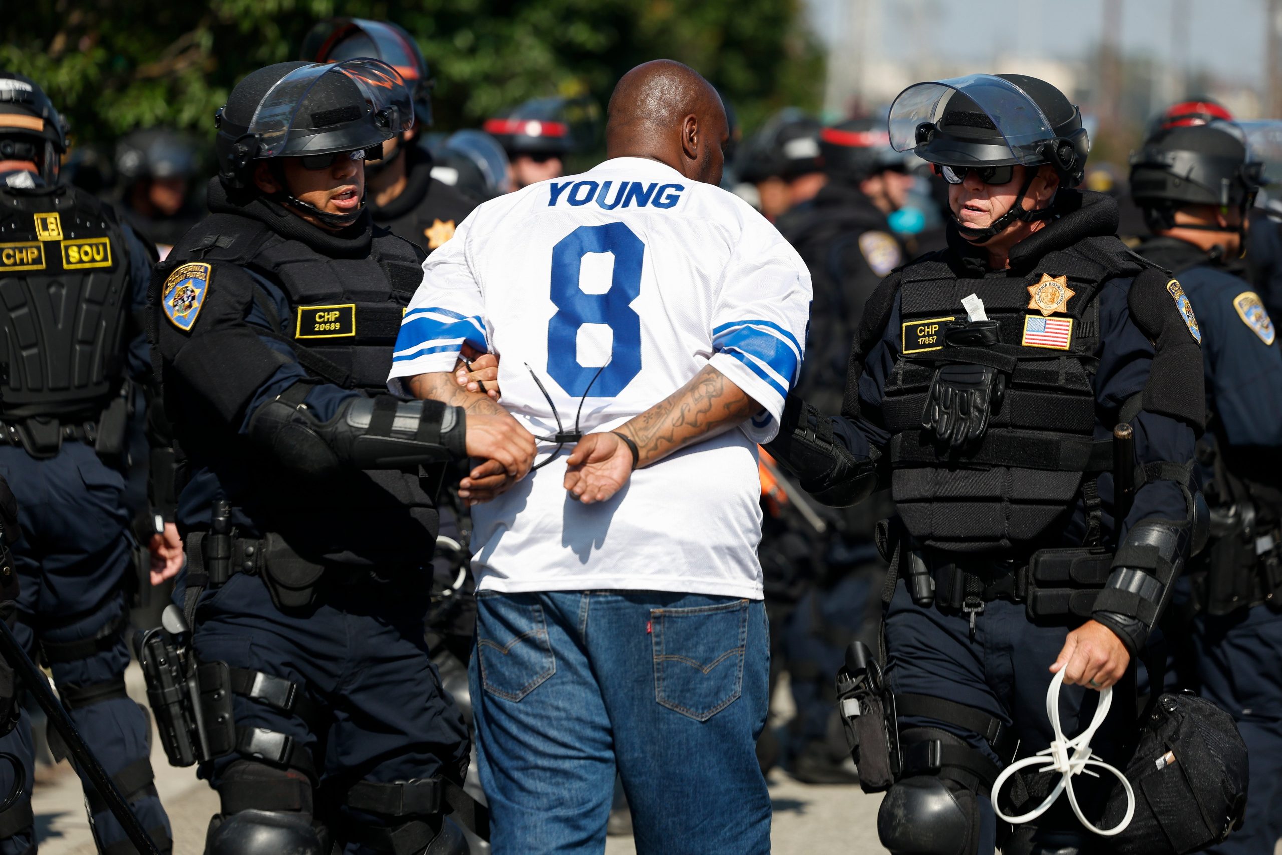 Imagen secundaria 2 - Manifestantes salen a protestar cerca del Edificio Federal en el 'downtown' de Los Ángeles, en la primera foto. En la segunda imagen, policías se encuentran frente al Centro de Detención Metropolitano en Los Ángeles (California) Tercera foto: la Policía de California detiene a un manifestante.