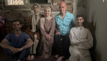 El intérprete gazatí Kayed Hammad es evacuado de la Franja con su familia: «Hemos vuelto a nacer»