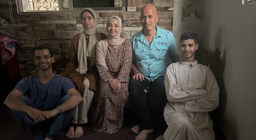 El intérprete gazatí Kayed Hammad es evacuado de la Franja con su familia: «Hemos vuelto a nacer»