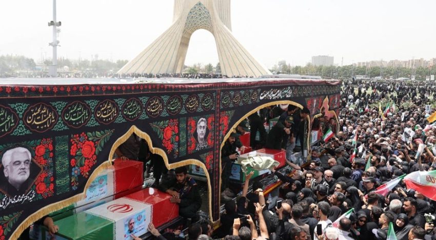 Irán llora la muerte de los militares y científicos fallecidos en los ataques de Israel con un multitudinario funeral de Estado