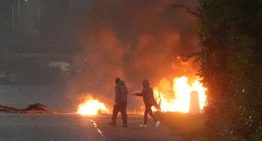 Los disturbios se prolongan en Irlanda del Norte en medio de denuncias de violencia racista y ataques a la Policía