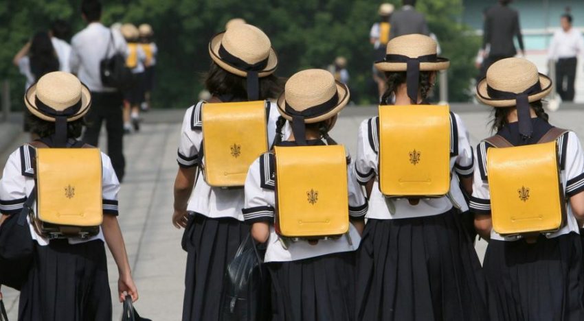 Detienen a dos profesores por compartir en un chat grupal fotos íntimas de menores en Japón