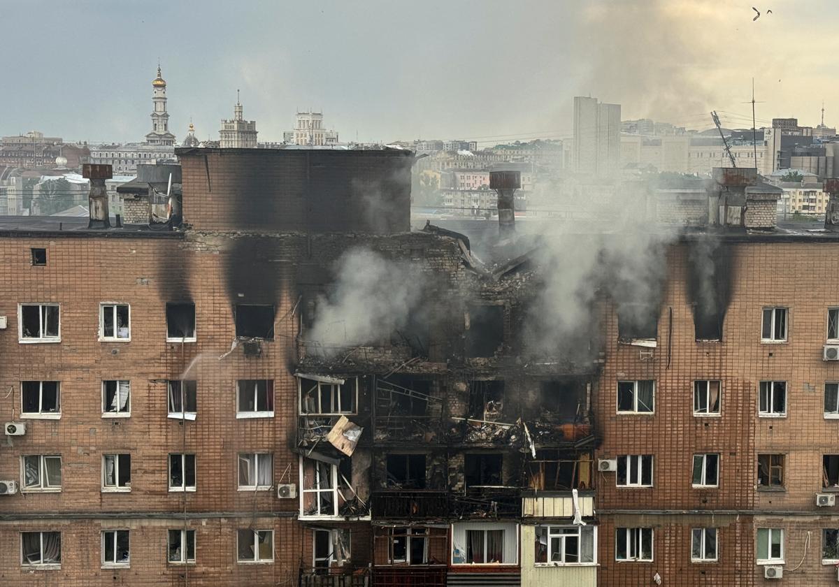 Los daños de un edificio en Jarkóv (Ucrania) tras el impacto de drones rusos