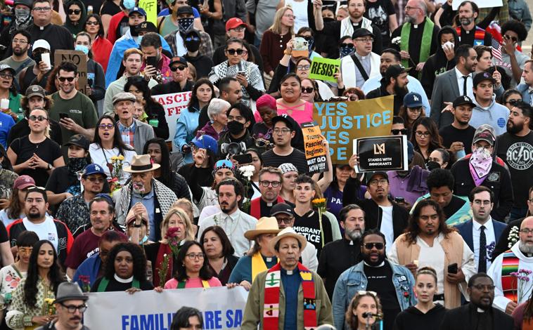 Imagen principal - Manifestantes salen a protestar cerca del Edificio Federal en el 'downtown' de Los Ángeles, en la primera foto. En la segunda imagen, policías se encuentran frente al Centro de Detención Metropolitano en Los Ángeles (California) Tercera foto: la Policía de California detiene a un manifestante.