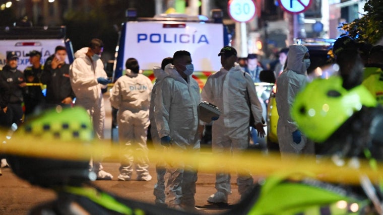 Peritos forenses trabajan en la escena del crimen donde el senador Miguel Uribe fue herido de bala