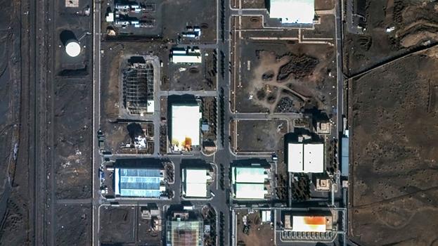 Imagen antes - El complejo nuclear de Natanz, fotografiado el 14 de junio antes y después de sufrir el ataque