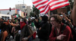 La alcaldesa de Los Ángeles impone el toque de queda en el centro de la ciudad en la quinta noche de protestas