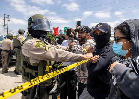 Imagen secundaria 1 - Las manifestaciones en Los Ángeles contra las redadas migratorias derivaron en altercados