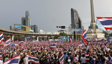 Miles de tailandeses reclaman la dimisión de la primera ministra por insultar al Ejército durante una disputa con Camboya