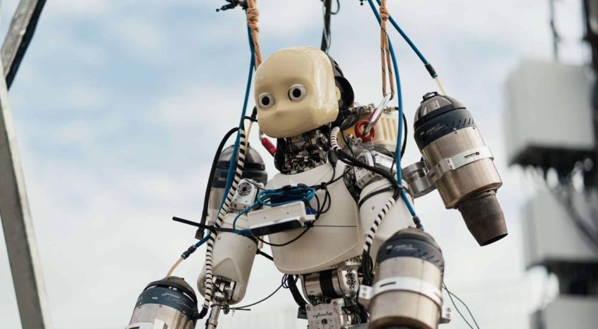 En vídeo: así ha sido el primer vuelo de la historia de un robot humanoide