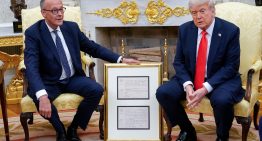 El canciller alemán le regala a Trump el certificado de nacimiento de su abuelo