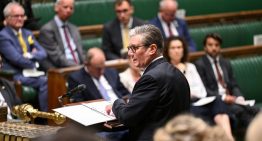 Starmer suaviza los recortes sociales para atajar una amplia rebelión interna