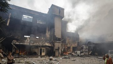Un nuevo ataque masivo de Rusia destruye viviendas en Kiev y una maternidad en Odesa