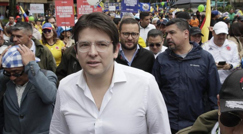 Recibe seis disparos el colombiano Miguel Uribe durante un acto de campaña