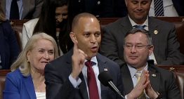 Hakeem Jeffries bate en vano el récord del discurso más largo en la Cámara de Representantes para retrasar la votación de megaley fiscal de Trump