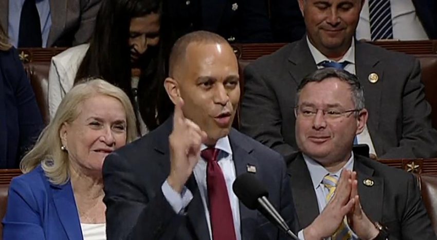 Hakeem Jeffries bate en vano el récord del discurso más largo en la Cámara de Representantes para retrasar la votación de megaley fiscal de Trump