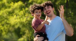 La familia de un niño con autismo tratado en Sant Joan de Déu: «Empezó la terapia sin decir una palabra y ahora ya tararea canciones»