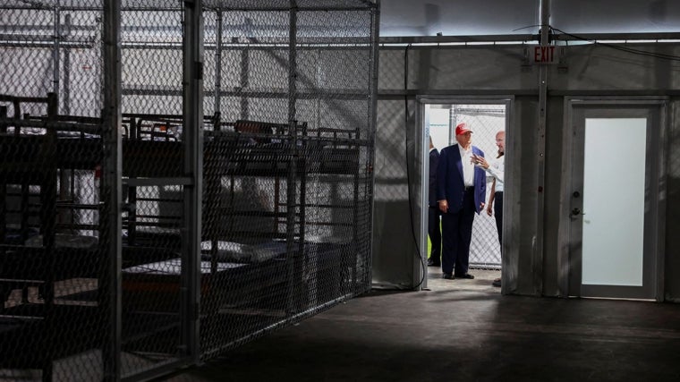 Trump celebra su cárcel para inmigrantes en la ciénaga: «Vamos a enseñarles cómo huir de los caimanes»