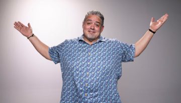 ¿Cuántas camisas 4XL caben en un ‘carry-on’?: una comedia tiene la respuesta