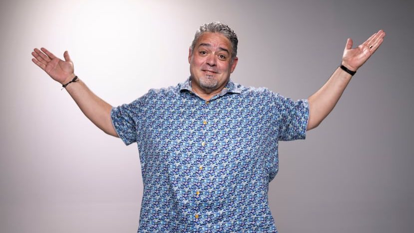 ¿Cuántas camisas 4XL caben en un ‘carry-on’?: una comedia tiene la respuesta