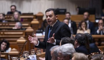Portugal endurece su política migratoria: menos visados, una unidad policial para expulsiones y límites a la reagrupación familiar