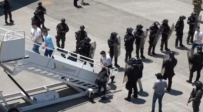 Trump entrega a Maduro a 250 venezolanos que habían sido encerrados en El Salvador