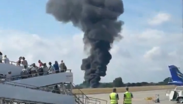Un avión se estrella en un aeropuerto de Londres tras despegar