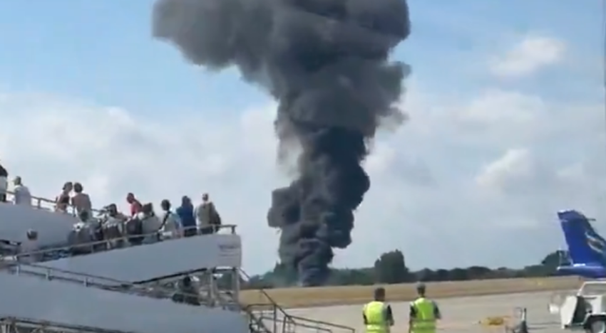Un avión se estrella en un aeropuerto de Londres tras despegar
