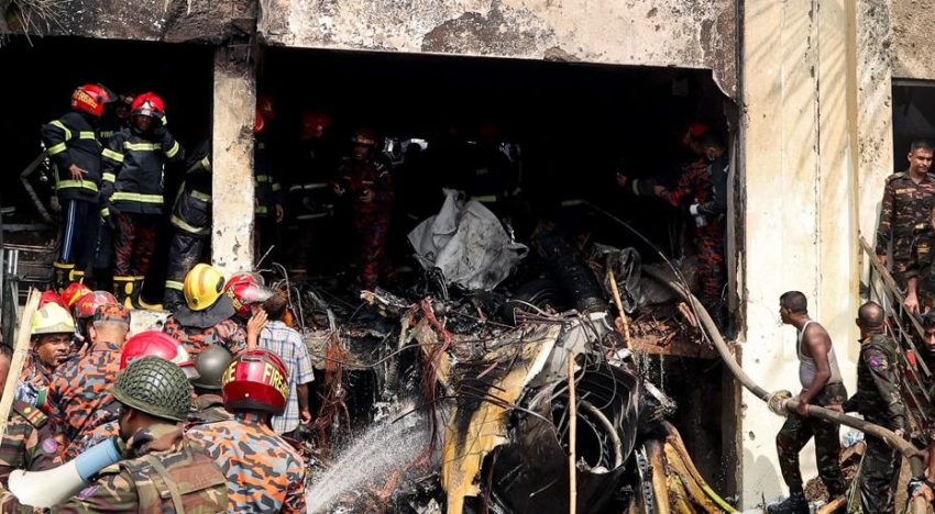 Al menos 16 muertos al estrellase un avión militar contra una escuela en Bangladés