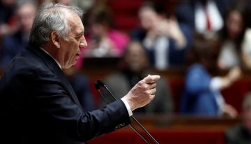 La moción de censura socialista contra el gobierno de Bayrou y Macron confirma la crisis nacional francesa