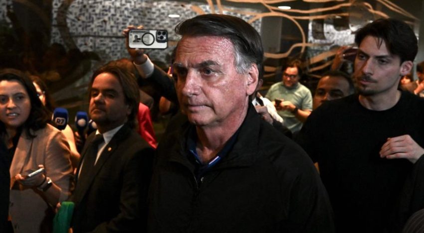 Juez advierte a Bolsonaro sobre el riesgo de prisión por «incumplir» la orden de no salir en redes